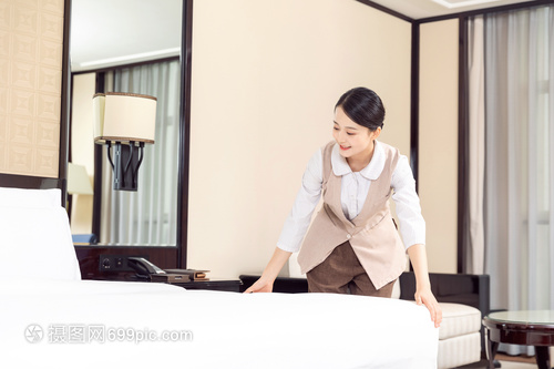 精于細節(jié)，始于床鋪 酒店管理中保潔員鋪床的藝術與規(guī)范